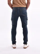 Jean slim azul con diseño cargo y cinco bolsillos, de corte ajustado.