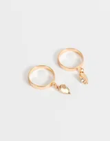 Set de dos anillos dorados con dije de corazón imantado para compartir.