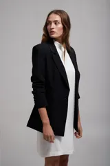 Blazer negro de corte clásico con solapa y dos botones frontales.