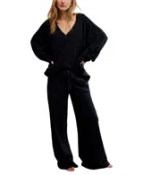 Pantalón casual negro de tiro alto y corte recto, con bolsillos definidos.