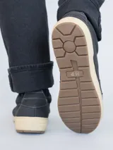 Championes urbanos Hush Puppies modelo Draper, color azul marino, confeccionados en cuero, con cordones grises, plantilla Smart Foam® y suela de goma color beige.