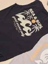 Musculosa negra de algodón con cuello redondo y sisas amplias.