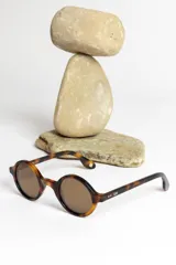 Lentes de sol redondos con montura de carey y lentes marrones.