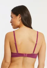 Soutien de lycra sin aro y copa formada, marca Montelle. Color violeta. Abrocha detrás en tres posiciones.