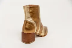 Botas cortas de cuero negro y bronce, con punta fina, cierre lateral y taco de madera.