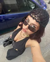 Gorro tipo mesh cap tejido a crochet en hilo color crema, con lentejuelas iridiscentes.