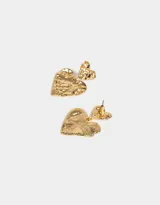 Aros colgantes cortos dorados con dos dijes en forma de corazón con textura martillada.