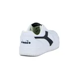 Championes casuales de caña baja para mujer, color blanco con el logo Diadora en negro en el lateral. Diseño de inspiración skate con suela de goma gruesa.