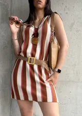 Vestido corto tejido a rayas verticales color tostado, blanco y rosa.