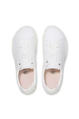 Zapatillas blancas de cuero con diseño minimalista y suela contrastante.