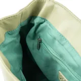 Mochila verde de símil cuero acolchado, con acceso mediante solapa con botones imantados. Tiene un compartimento principal con un bolsillo interno con cierre y dos bolsillos abiertos. Cuenta con correa regulable y herrajes plateados. El interior está forrado en tela de algodón y poliéster.
