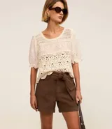 Short corto color marrón, de tiro medio, con cinturón de la misma tela y bolsillos laterales.