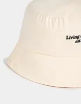 Piluso color crema de tela canvas con bordado frontal de la frase "Living in Chicago est. 1975".