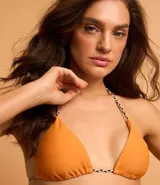 Top de bikini triangular color naranja con tirantes finos trenzados en blanco y negro.
