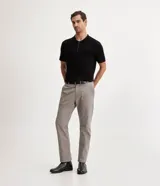 Polo de hombre color negro, de corte regular, manga corta y cuello camisero con cremallera.