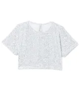 Top corto de lentejuelas rojas con mangas cortas y cuello redondo.