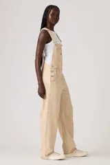 Jardinero color beige de corte holgado, con tirantes ajustables y múltiples bolsillos.