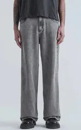Pantalón gris de denim 100% algodón con lavado clásico color negro y calce wide leg.