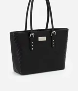 Bolso shopper grande de poliuretano negro con textura acolchada. Tiene correa de mano con detalles de hebilla y remaches plateados. Cierre superior con cremallera y forro de poliéster.