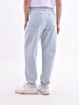 Pantalón de jean negro, corte mom fit, tiro alto y bolsillos delanteros y traseros.