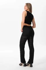 Conjunto marrón de hilo calado, compuesto por un top corto sin mangas y un pantalón de corte recto con cintura elástica.