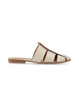 Sandalia tipo mule color crema con diseño entretejido y suela plana.