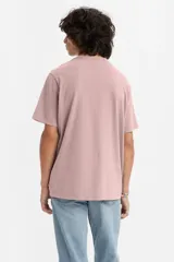 Remera rosa de corte estándar con logo Levi's estampado en el pecho.