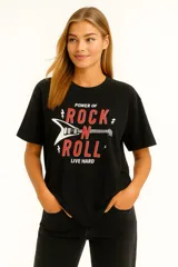 Remera negra de algodón con estampado frontal de una guitarra eléctrica y la frase "Power of Rock n Roll Live Hard" en color rojo y blanco.