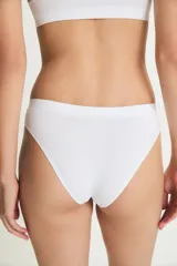 Bombacha vedetina blanca de corte clásico.