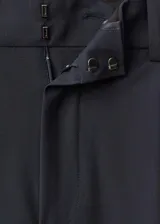 Pantalón de vestir azul marino, de corte palazzo, con pinzas en la cintura y bolsillos laterales.
