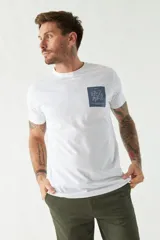 Remera de hombre de fit regular, color blanco, con arte estampado y escote redondo.