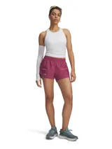 Short deportivo Under Armour Fly By 3 para mujer, color celeste, con cintura elástica, logo estampado en la pierna izquierda y bolsillo lateral con cierre.