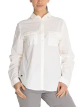 Camisa manga larga color verde oliva, de algodón orgánico con tecnología UPF, con cuello clásico, cierre frontal con botones, dos bolsillos con solapa en el pecho y puños abotonados.
