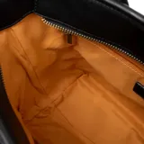 Cartera tipo tote bag color negro, con diseño tejido formando rombos y logo XL Extra Large al frente en símil cuero. Tiene acceso con cierre, un bolsillo interno con cierre y otro abierto. Incluye correa regulable y herrajes color bronce.