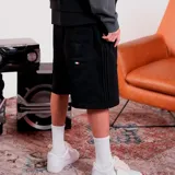 Bermuda de hombre color negro, de tela de algodón o similar, con cordón ajustable en la cintura y corte por encima de la rodilla.