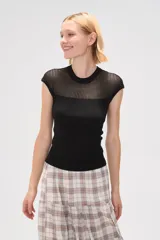 Remera blanca de poliéster calado, de manga corta, corte ajustado y cuello redondo.