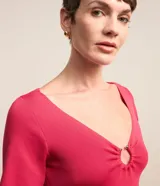 Blusa fucsia de viscosa con escote en V y aro metálico.