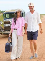 Short de lino azul marino, corte recto y tiro medio.