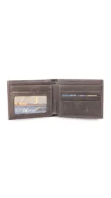 Billetera de cuero color gris con costuras a la vista. Incluye un tarjetero extraíble con visor, doble compartimento para billetes, tarjeteros y bolsillos.