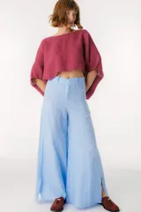 Pantalón de lino color beige, de corte palazzo y tiro alto.