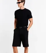 Remera de manga corta color marrón, con cuello redondo y textura acanalada vertical. Confeccionada en viscosa y poliamida.