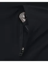 Campera deportiva negra con capucha, cierre frontal completo y logo Under Armour en el pecho.