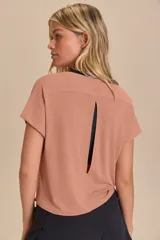 Remera deportiva verde militar de calce suelto, con mangas cortas, sisas desplazadas y abertura en la espalda. Confeccionada en tejido liviano y respirable con tecnología Quick Dry y Easy Care.