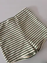 Short de tiro alto con estampado a rayas horizontales verdes y blancas.