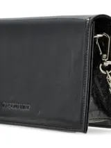 Cartera de mano plateada con textura craquelada y cadena metálica plateada.