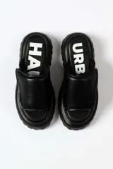 Sandalias negras de cuero sintético con plataforma track.