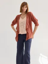 Saco color ladrillo de tejido de punto calado, con frente abierto y mangas 3/4.