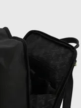 Mochila negra con cierre superior y bolsillo frontal con cierre. Incluye llavero decorativo con borlas y dije metálico.