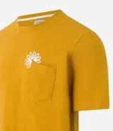 Remera color mostaza de algodón, corte regular, con cuello redondo, mangas cortas y bolsillo en el pecho con aplicación de flor bordada.