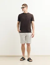 Remera de manga corta color petróleo, de corte recto y cuello redondo.